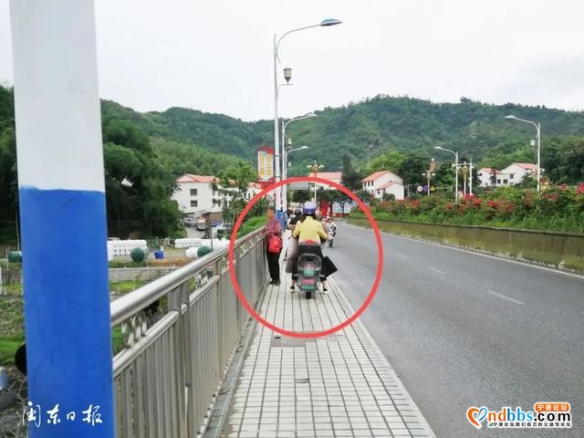 宁德新闻黑榜丨危险！宁德大桥一米多宽人行道上两轮车竟与行人抢道！逆行-4.jpg