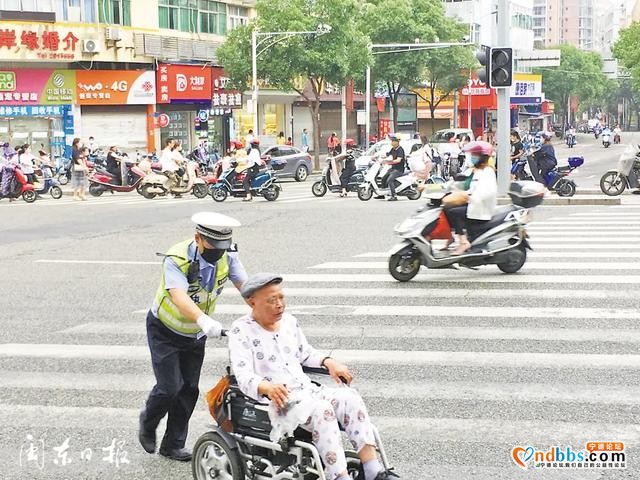宁德新闻红黑榜丨危险啊！大马路中间下水道井盖掀起无人管-1.jpg