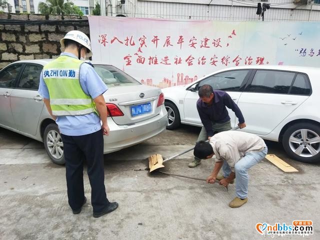 宁德新闻红黑榜丨危险啊！大马路中间下水道井盖掀起无人管-2.jpg