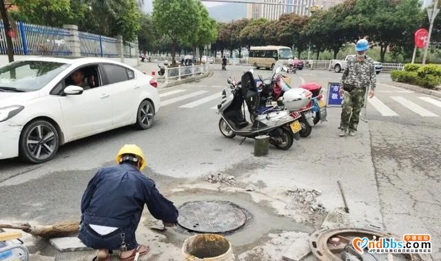 宁德新闻红黑榜丨危险啊！大马路中间下水道井盖掀起无人管-3.jpg