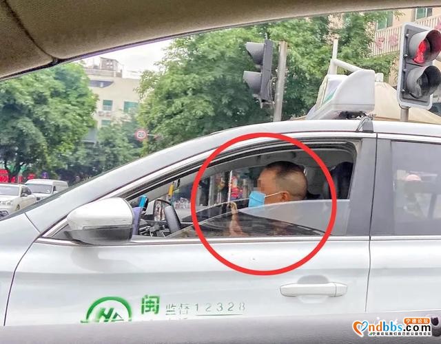 宁德新闻红黑榜丨危险啊！大马路中间下水道井盖掀起无人管-7.jpg