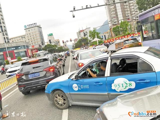 宁德新闻红黑榜丨危险啊！大马路中间下水道井盖掀起无人管-6.jpg