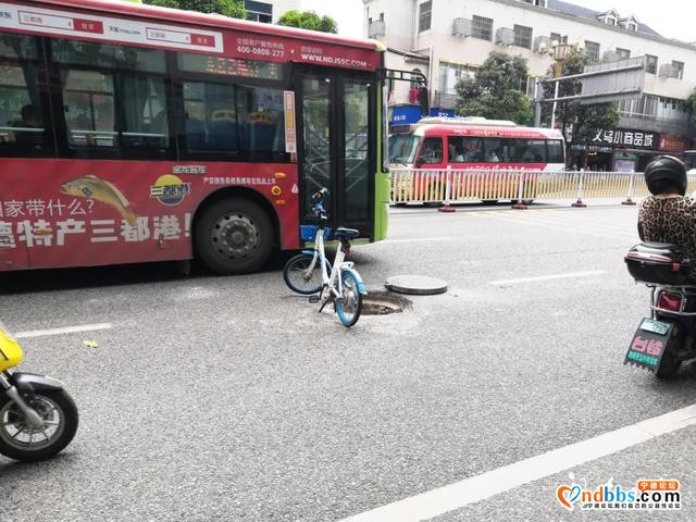 宁德新闻红黑榜丨危险啊！大马路中间下水道井盖掀起无人管-5.jpg