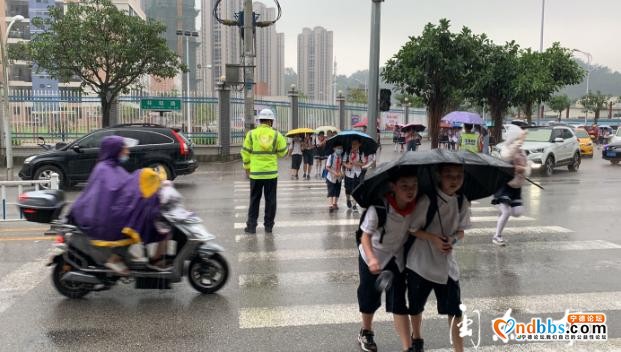 暴雨中坚守！他们是宁德这座城市最美的一道风景线……-3.jpg