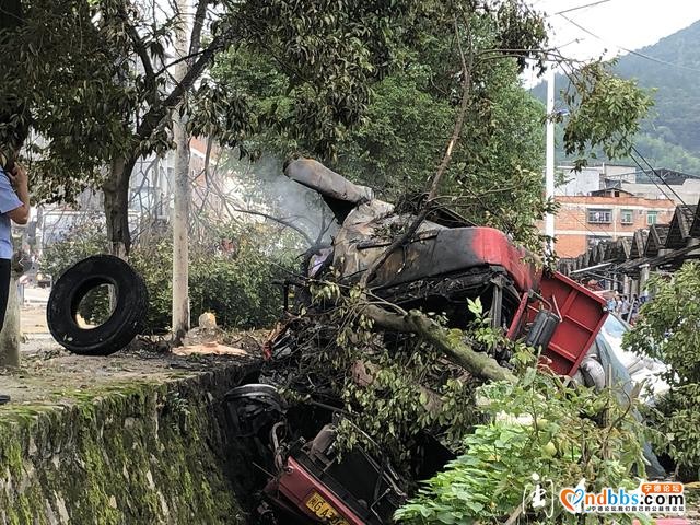 福建宁德发生严重车祸 已造成2人死亡7人受伤-2.jpg