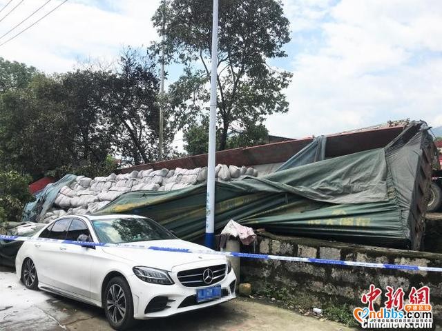福建宁德：挂车碰撞多车侧翻起火 已致2人死亡7人受伤-1.jpg