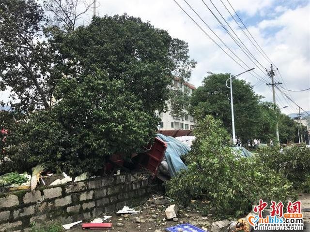 福建宁德：挂车碰撞多车侧翻起火 已致2人死亡7人受伤-3.jpg