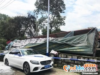 宁德：挂车碰撞多车侧翻起火 已致2人死亡7人受伤-1.jpg