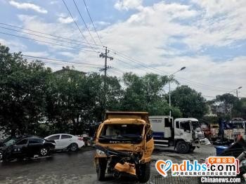 宁德：挂车碰撞多车侧翻起火 已致2人死亡7人受伤-2.jpg