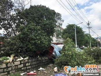 宁德：挂车碰撞多车侧翻起火 已致2人死亡7人受伤-3.jpg