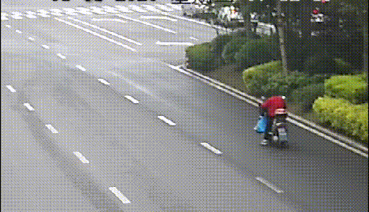 「创城进行时」电动车事故频发 这些驾驶陋习该改了-5.jpg