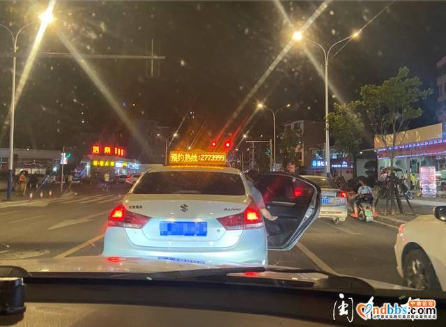 宁德新闻黑榜｜的士在红绿灯处上下客-4.jpg