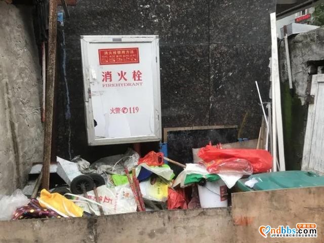 文明宁德随手拍丨服务窗口只留两指宽？改-1.jpg