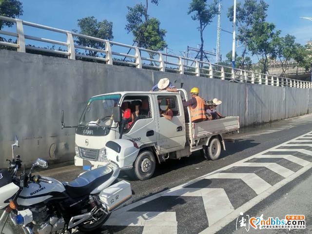 宁德：超员220%！核载5人的皮卡车竟然塞了16人-2.jpg