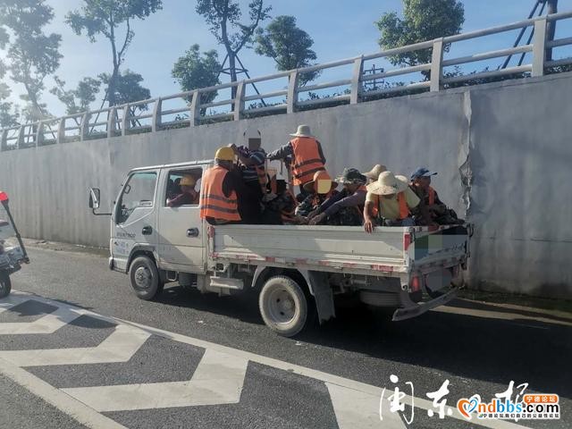 宁德：超员220%！核载5人的皮卡车竟然塞了16人-1.jpg