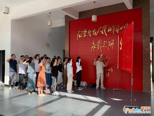 东侨行政服务中心党支部联合侨兴社区党总支 开展坚决维护核心、践行初心使命主题党日活动-1.jpg