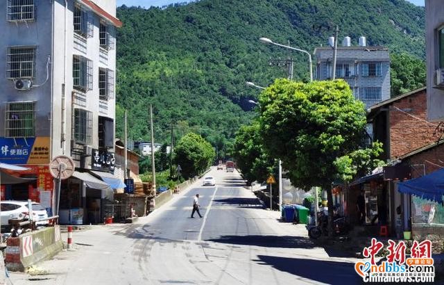 福建宁德一路段交通事故频发 附近居民盼整改-1.jpg