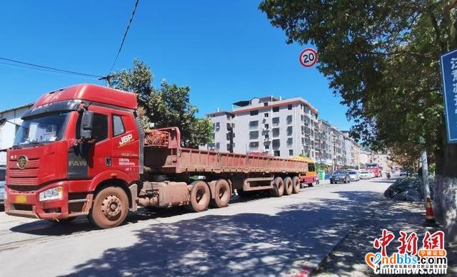 福建宁德一路段交通事故频发 附近居民盼整改-3.jpg