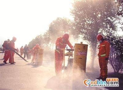 宁德：市公路事业发展中心工作人员抓紧施工修补路面-1.jpg