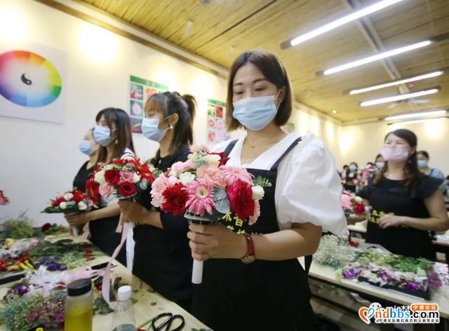 蕉城：解锁就业新技能，get插花技能成就花艺梦想-2.jpg