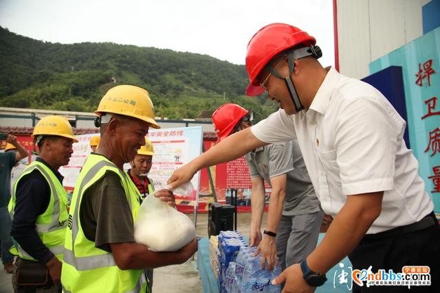 宁德市重点项目一线：防暑降温不马虎 建设进展有速度-2.jpg