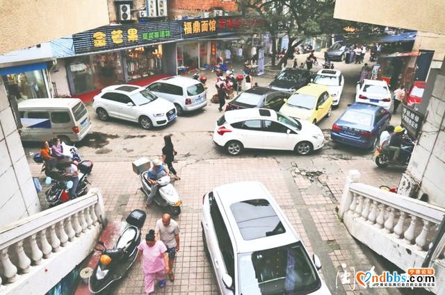 宁德新闻黑榜｜宁德商城小车无序停放 堵了消防通道挡了行人-4.jpg
