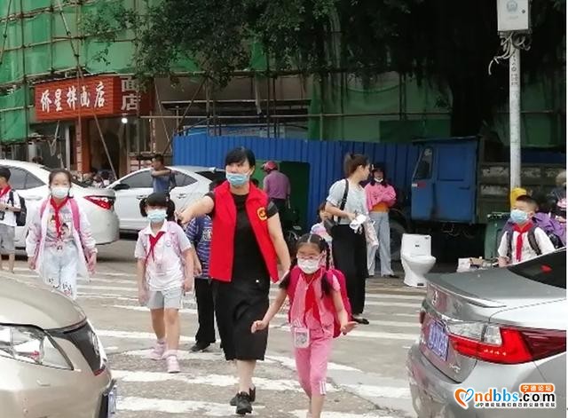 宁德市蕉城区实验小学：点赞！倾情护学的志愿者们-1.jpg