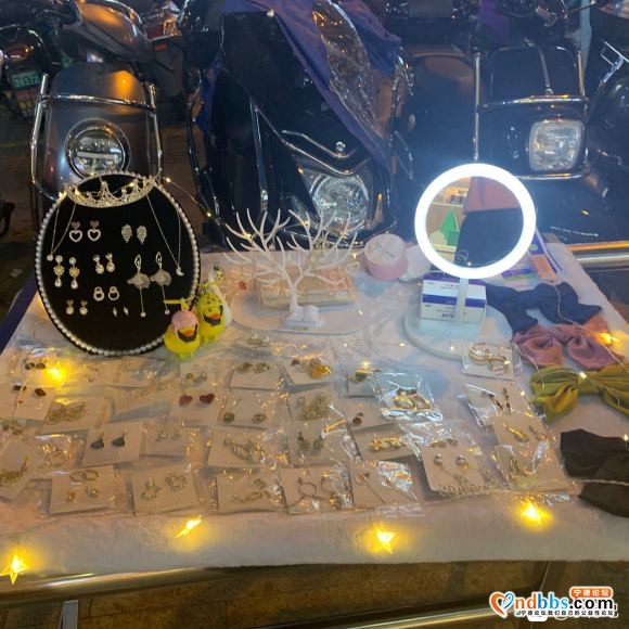 应国家响应地摊文化第一天~ 一共卖出去5对 原本以为50对耳-2.jpg