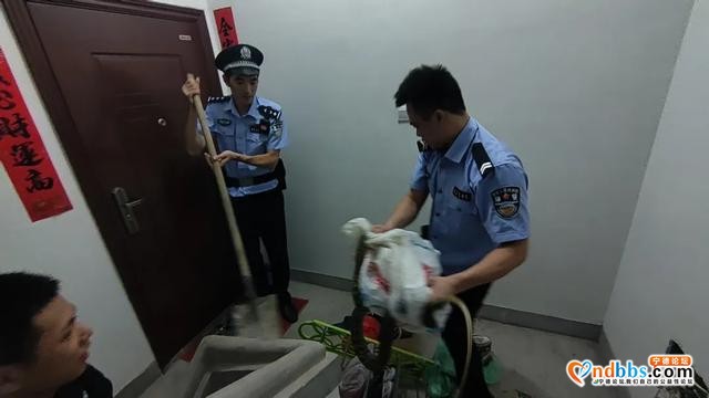 大蛇“私闯”民宅，福建东侨民警及时“逐客”-1.jpg