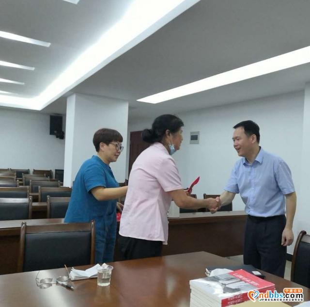 东侨社会事务局党支部书记到万安社区上党课并慰问困难党员-1.jpg