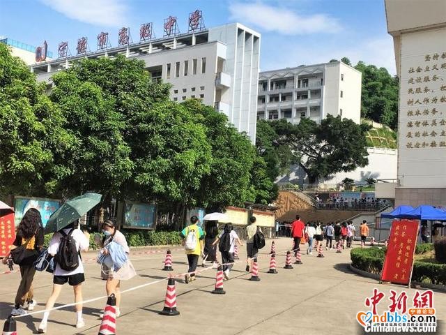 探访福建宁德高考点：疫情防控有序 爱心车辆送考-1.jpg