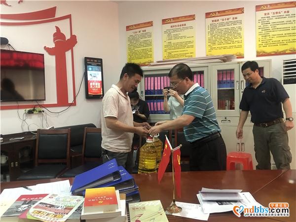 东侨生态环境分局党支部开展2020年“传播文明、党员先行”七一慰问活动-2.jpg