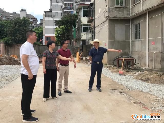 慰问一线工人 督促项目建设——宁德市委老干部局领导察看干休所环境整治项目进展情况-1.jpg