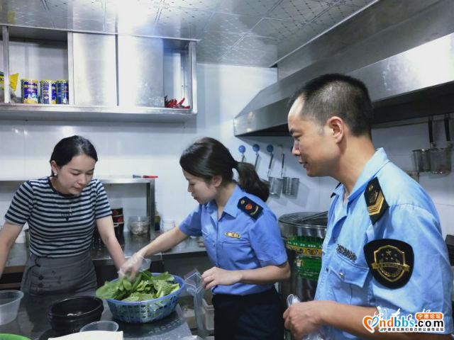 食品安全监管部门突查万达金街餐饮业 74家150批次送检全部合格-1.jpg
