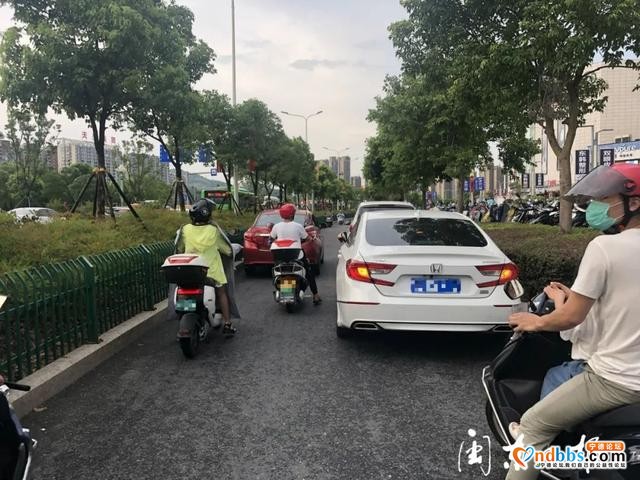 宁德新闻黑榜｜小车逆行非机动车道导致交通堵塞-4.jpg
