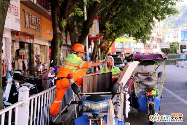 创城有你 | 38℃，他们头顶烈日奔波在“城市美容”的路上……-3.jpg