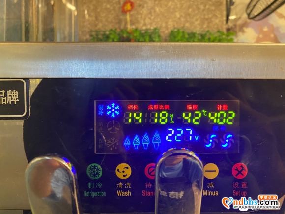 吧里有会修冰淇淋机的吗 打不出冰淇淋 是不是温度太高了-1.jpg