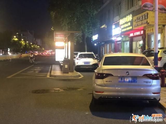 宁德新闻黑榜丨小车随意停放 堵住公交站背后非机动道-4.jpg