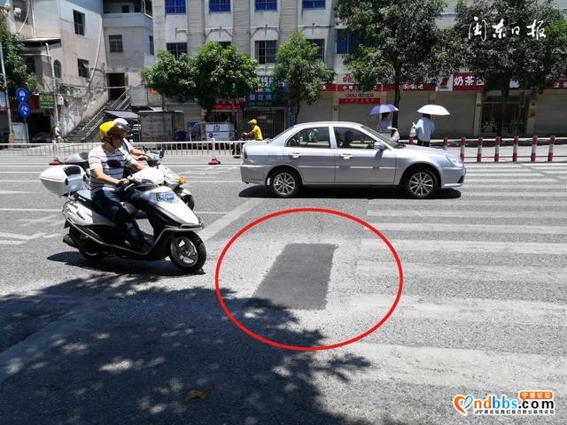 宁德新闻红黑榜?丨穿轮滑鞋过马路！车流中穿行！闯红灯！另类出行很危险……-1.jpg