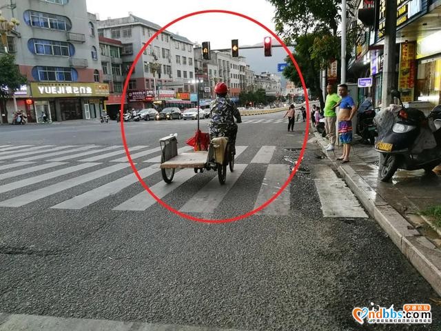 宁德新闻红黑榜?丨穿轮滑鞋过马路！车流中穿行！闯红灯！另类出行很危险……-8.jpg