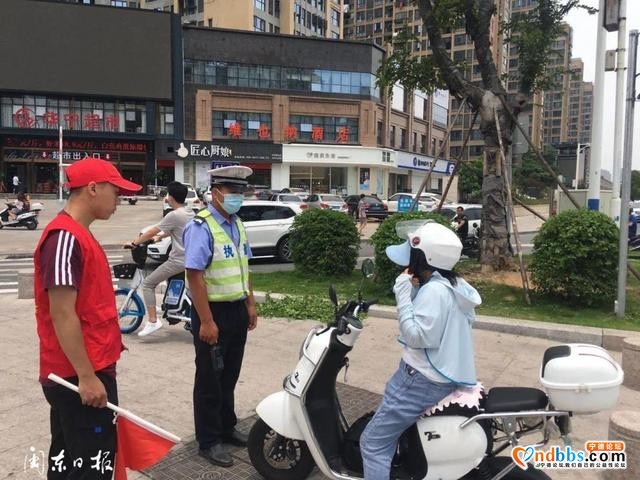 宁德新闻红黑榜?丨穿轮滑鞋过马路！车流中穿行！闯红灯！另类出行很危险……-4.jpg