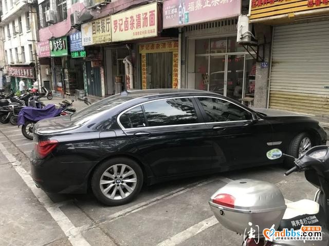 宁德新闻黑榜｜机动车占用两轮车停车位-5.jpg