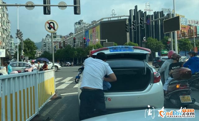 宁德新闻黑榜｜红绿灯处下车后备箱取衣服-5.jpg