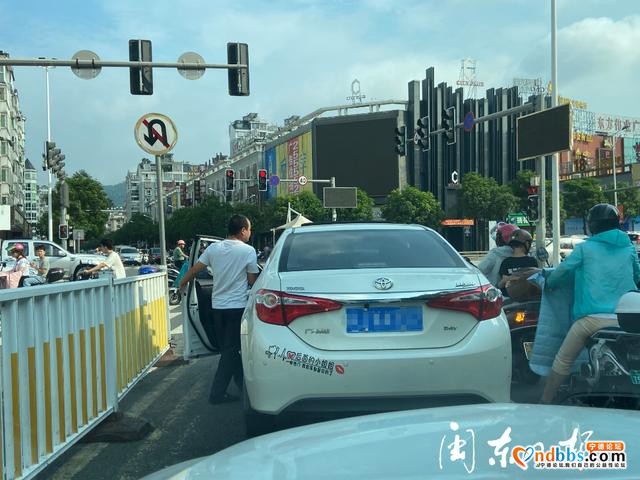 宁德新闻黑榜｜红绿灯处下车后备箱取衣服-4.jpg