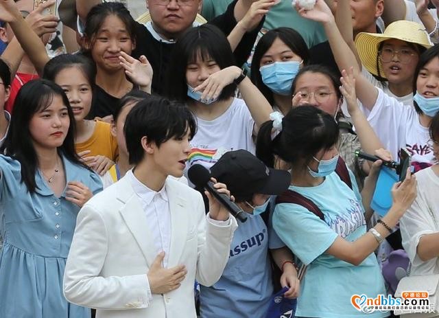 心连心慰问演出走进宁德 王俊凯演出《我们都是追梦人》-1.jpg