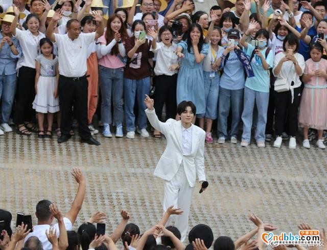 心连心慰问演出走进宁德 王俊凯演出《我们都是追梦人》-3.jpg