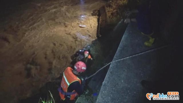 男子钓鱼被困“孤岛”，宁德消防用大型无人机空投救生装备-2.jpg