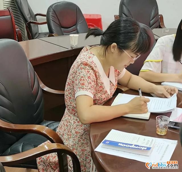 城北街道召开党工委理论学习中心组学习会-3.jpg