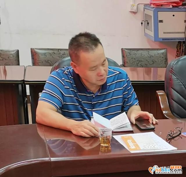 城北街道召开党工委理论学习中心组学习会-2.jpg