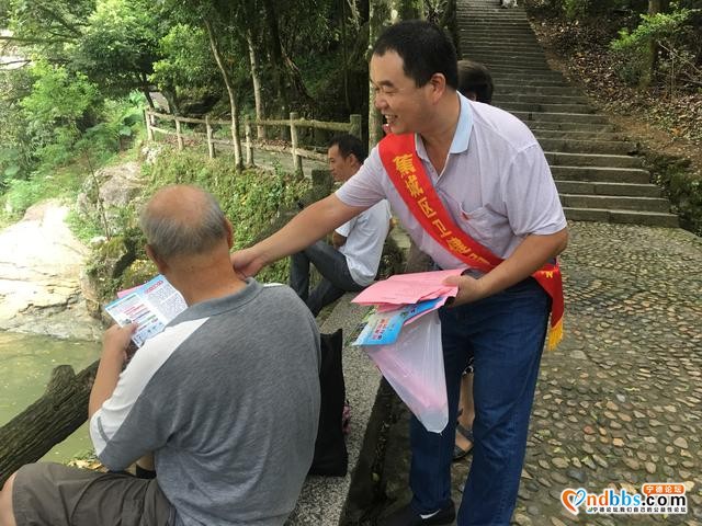 蕉城区卫健局党支部开展创文明城党日环保志愿服务活动-2.jpg